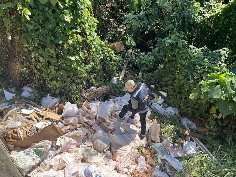 台中霧峰驚見「廢棄物長城」!空拍直擊畫面曝 疑夾雜致癌石棉瓦