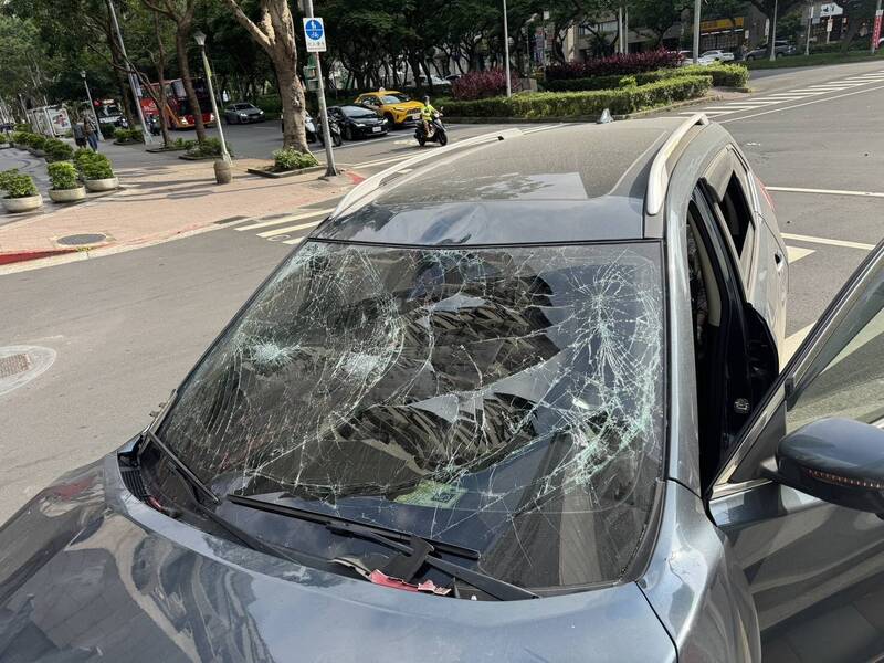 北市敦化南路轎車疑搶快左轉 騎士遭撞噴飛重傷