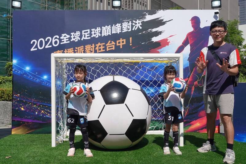 台中瘋世足 捷運市政府站推足球打卡區 7月更有4強賽直播派對