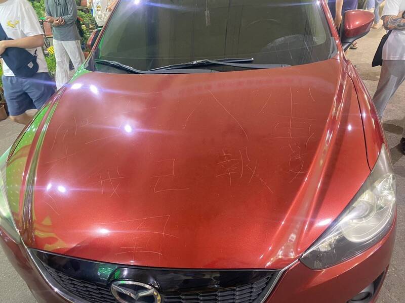 轎車擋建國花市動線 阿伯掏鑰匙在引擎蓋怒刻「王八蛋」下場曝