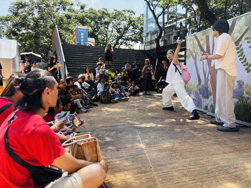 短劇演出以活潑的方式呈現獼猴的行為與反應。（高雄市農業局提供）