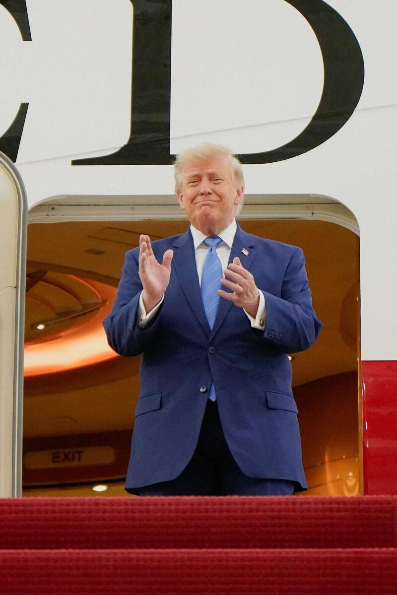 美國總統川普19日在安德魯聯合基地主持新空軍一號專機的揭幕式。（路透）