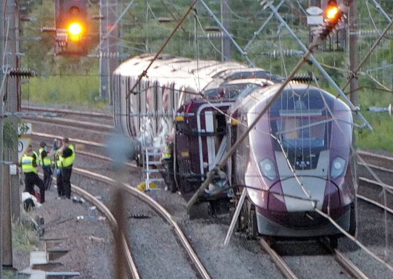 英國2列火車疑追撞 司機喪命、89人輕重傷