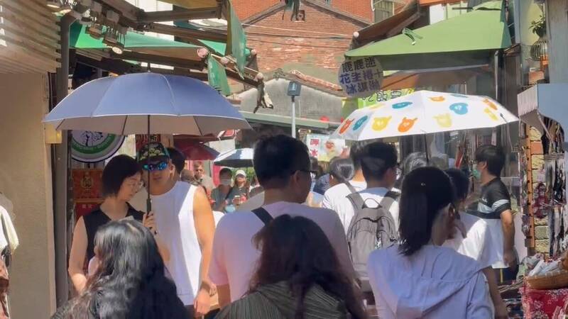 鹿港慶端陽系列活動進行中，大批遊客湧入老街商圈，擠滿人潮。（民眾提供）