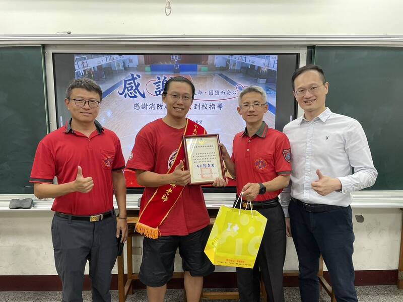 嘉市南興國中球場昏倒無意識 2師協力救回打球民眾