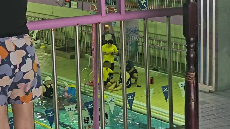 女子游泳池內突身體不適趴在水道線 救生員及時跳池搶救保命