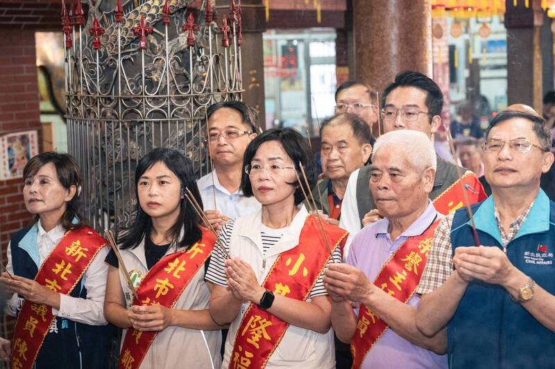 民進黨新北市長參選人蘇巧慧（前排中）與新北市議員鄭宇恩（前排左2）、新北市議員參選人游明諺（第二排右）到三芝小基隆福成宮參香。（圖由蘇巧慧競選辦公室提供）