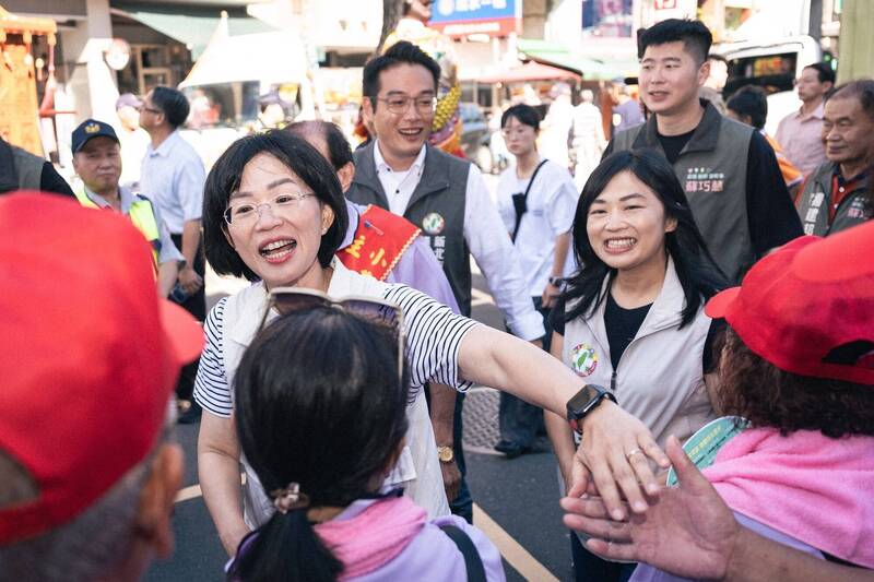 民進黨新北市長參選人蘇巧慧（戴眼鏡握手者）與鄉親握手互動。（圖由蘇巧慧競選辦公室提供）