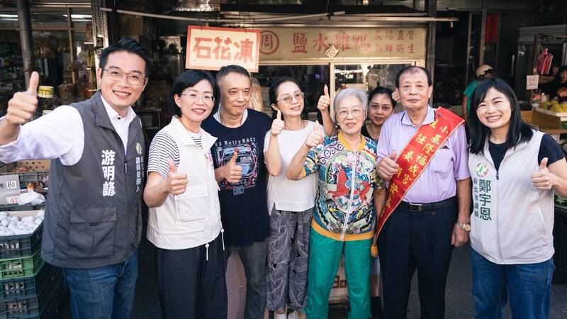 民進黨新北市長參選人蘇巧慧（前排左2）與鄉親合影。（圖由蘇巧慧競選辦公室提供）