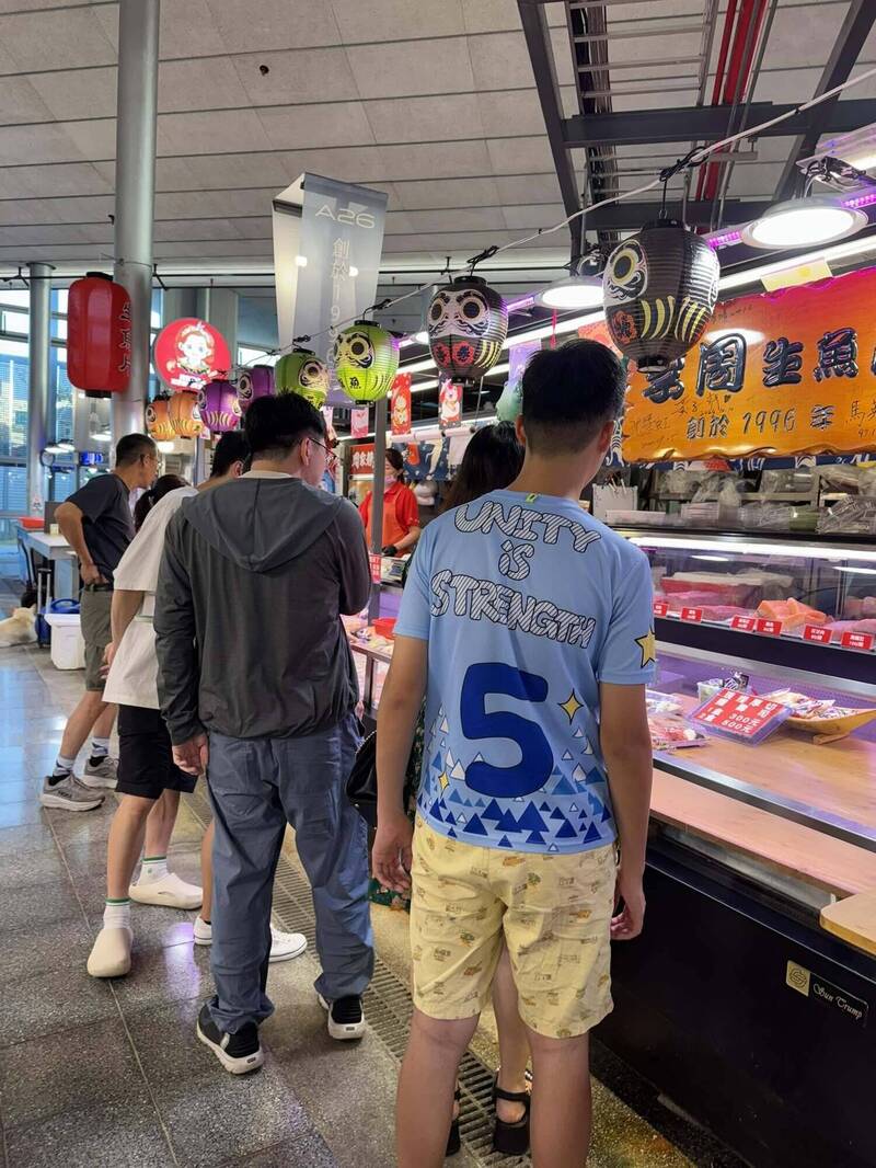 不是迷信! 竹風漁市攤商未開市借人東西生意慘淡 生魚片疊三層高
