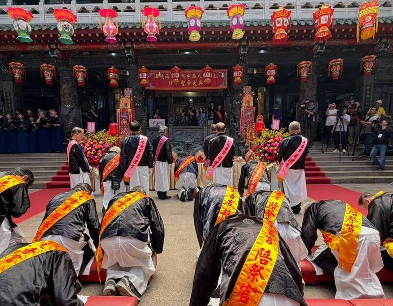 「海峽兩岸共祭伏羲典禮」今日在三重先嗇宮同步舉行，國民黨副主席李乾龍等人出席。（圖由民眾提供）