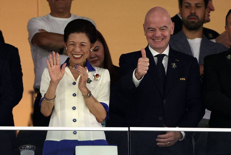搭私人飛機趕場世足賽 FIFA主席挨批不環保