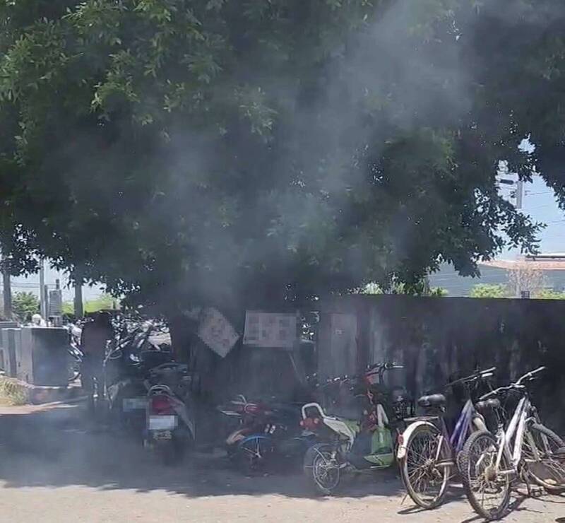 花壇火車站旁竄濃煙!街友撿枯木緊鄰機車生火烤魚 驚動警方