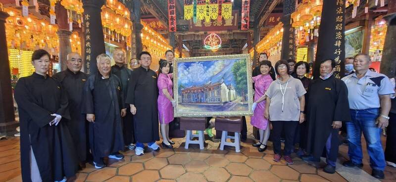 魚鱗癬症藝術家不向命運低頭 鄭美珠贈畫馬公城隍廟