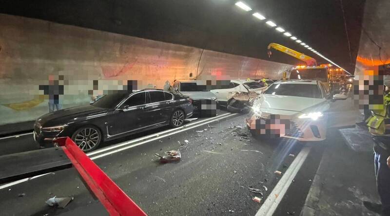 5車連環撞4人傷事故排除 雪隧北上全線恢復行駛