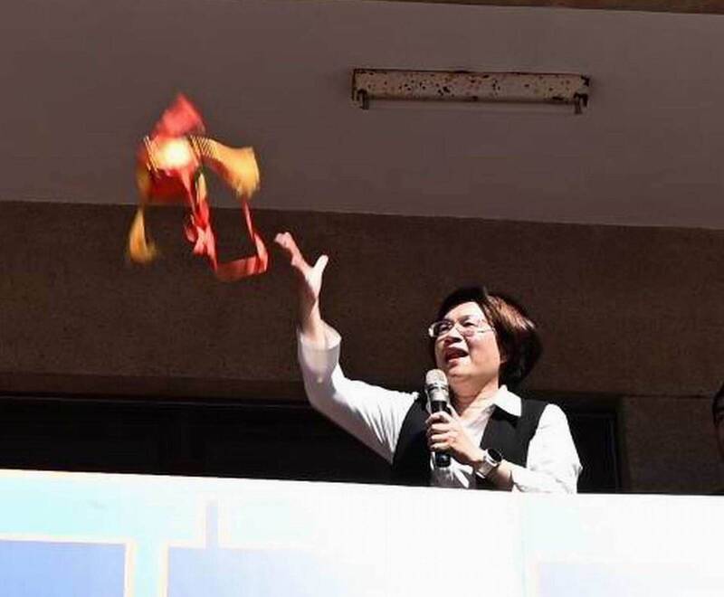 鹿港慶端陽「繡球傳情」20對男女速配 王惠美拋2次民眾爭搶