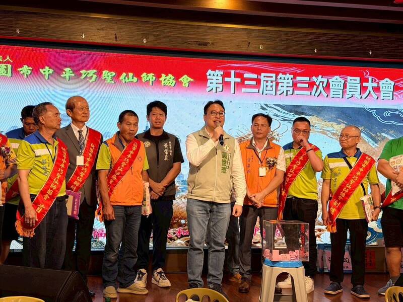 民進黨桃園市長候選人黃世杰21日晚間出席桃園市中平巧聖仙師協會的祝壽活動。（黃世杰競辦提供）