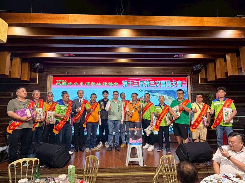 民進黨桃園市長候選人黃世杰21日晚間先後出席桃園巧聖先師廟及桃園市中平巧聖仙師協會的祝壽活動。（黃世杰競辦提供）