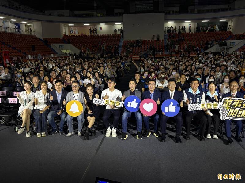 台北市長蔣萬安（前排右6）、國民黨新北市長參選人李四川（右5）、台中市長參選人江啟臣（右4）、民眾黨主席黃國昌（左6）等人今天在板橋開講造勢。（記者黃政嘉攝）