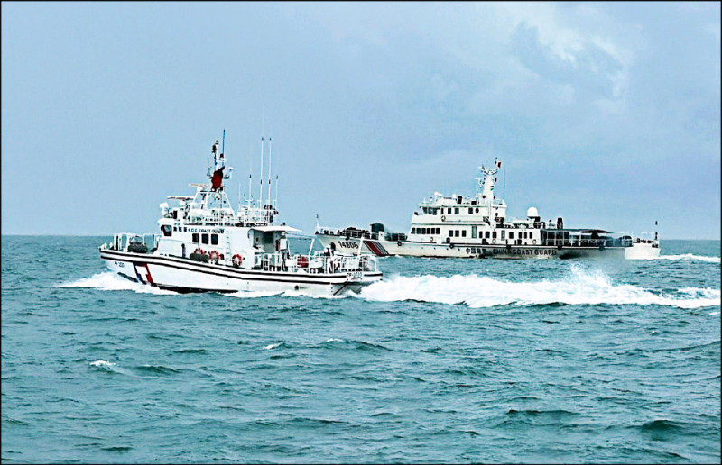 中國海警船屢闖金門海域，海巡派出巡防艇併航對應驅離。（資料照，金門海巡隊提供）
