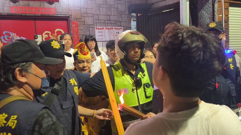 玄濟宮深夜遭踢館!「尬電」穿濟公袍迎戰 直播哭喊遭背叛