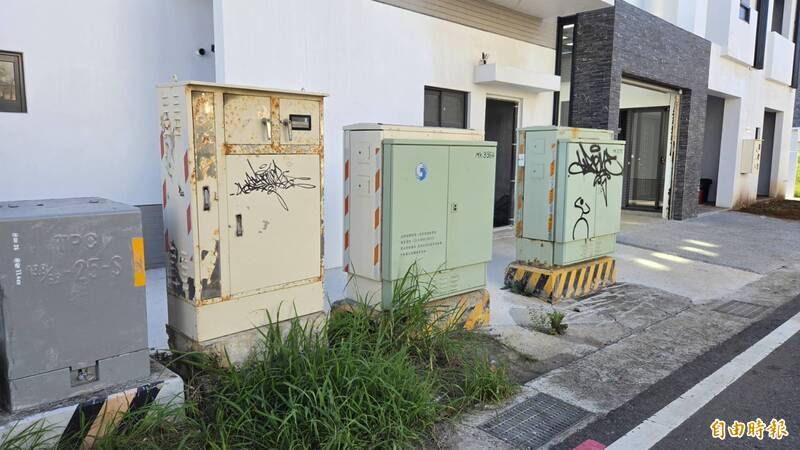 澎湖馬公西衛中路出現塗鴉怪客 深夜沿途在電線桿、轎車上塗鴉