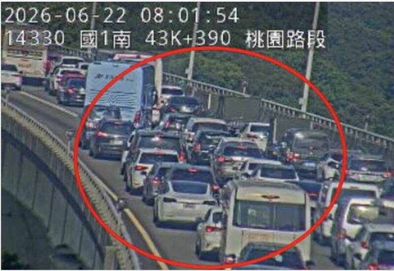 五楊高架龜山路段車禍! 軍巴撞遊覽車釀11傷 駕駛卡車上搶救中