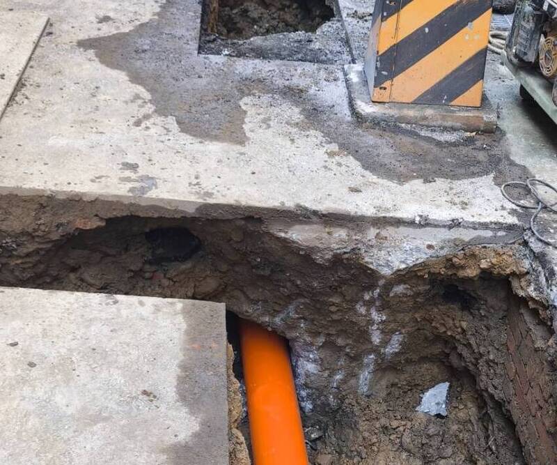 新北水利局靠30公分地下縫隙「極限操作」 解鎖蘆洲窄巷污水接管