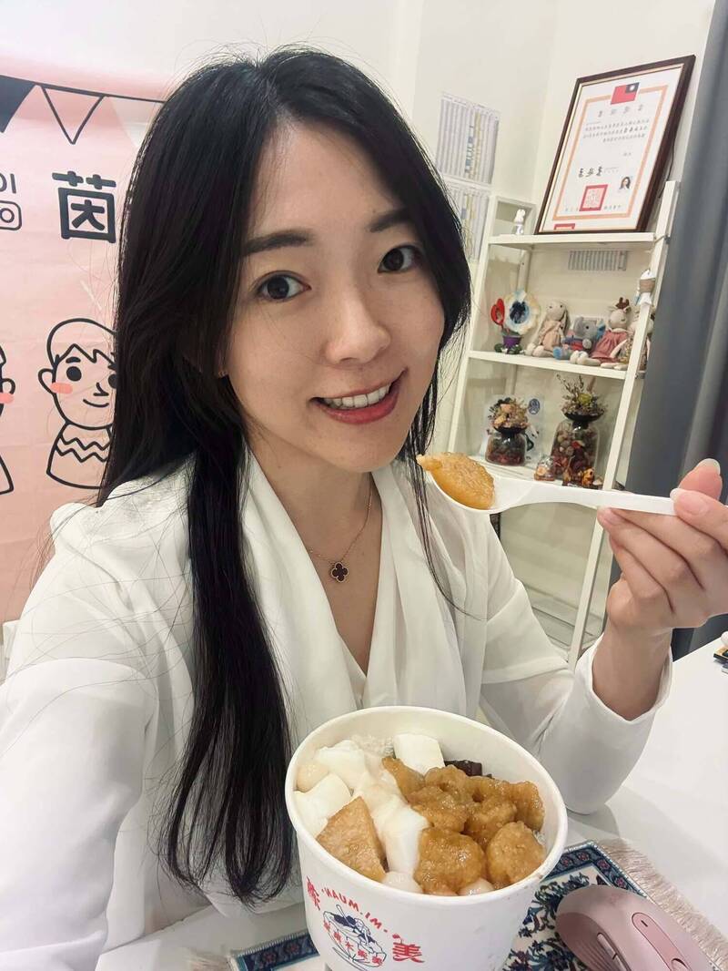 高市議員白喬茵唱台語歌上台一路大走音 網友力挺:南茵北瑜
