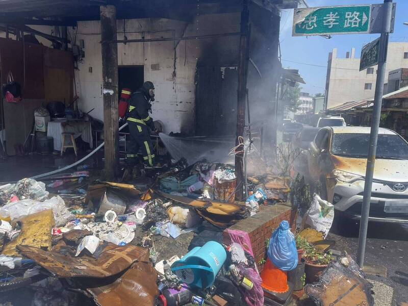 驚!彰化芬園回收物起火燃燒 波及住宅、休旅車