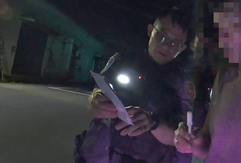 高雄毒駕男闖紅燈遭特警攔查 交出5包毒品