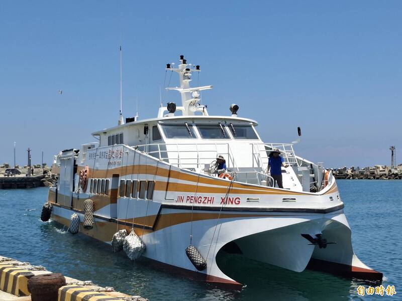 台澎新航線金澎之星首度試航 52名旅客抵達馬公鎖港