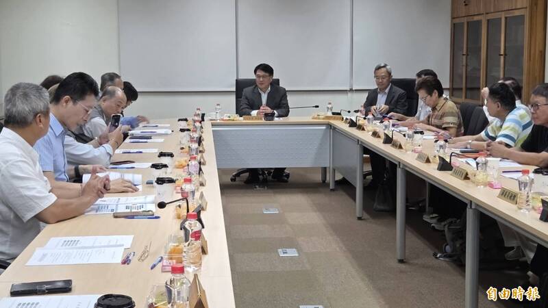 游盈隆（中）今天下午到宜縣選舉委員會召開九合一選舉宜蘭縣選務工作會議。（記者游明金攝）