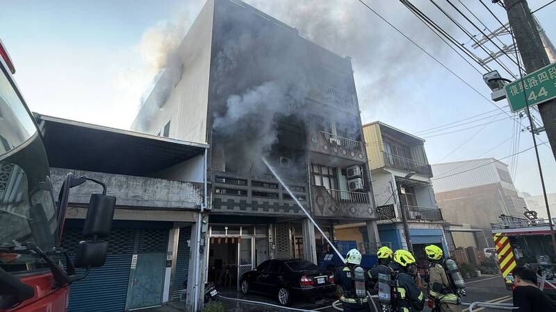 疑手機充電釀災 苗栗透天厝大火父子嗆傷逃生 鬆獅犬受驚獲救