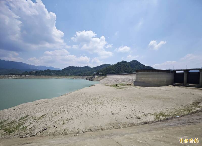 曾文水庫蓄水率來到低點時，溢洪道引水渠平台完全裸露，「乾涸荒地」等景象出現。（記者吳俊鋒攝）
