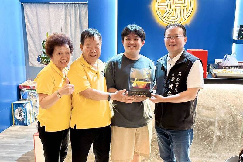 台中青年馬公開店實現夢想 黃健忠贈金飯碗祝福
