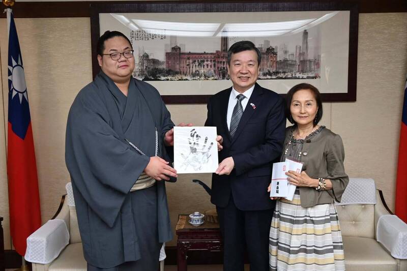 台日混血力士東白龍拜會駐日代表處 李逸洋盼深化台日相撲交流