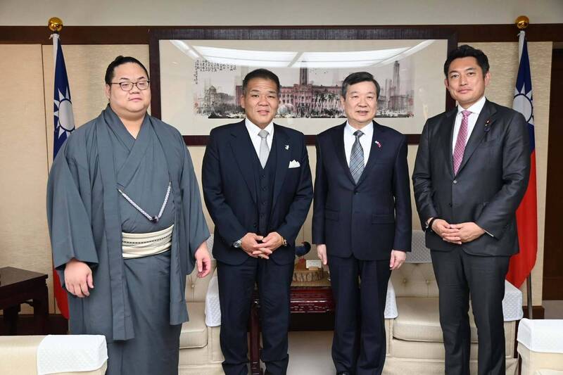 東白龍（左起）、師父栃東大裕、駐日代表李逸洋與眾議員川松真一朗在駐日代表處合影。（駐日代表處提供）