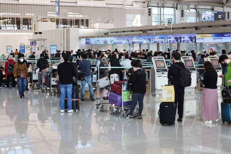 中國男闖南韓仁川機場女員工休息室拉屎 監視器曝光涉案畫面