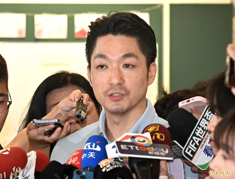 蔣萬安稱「鳳梨釋迦是水果界台積電」 林智群酸蔣:明明是釋迦還裝鳳梨