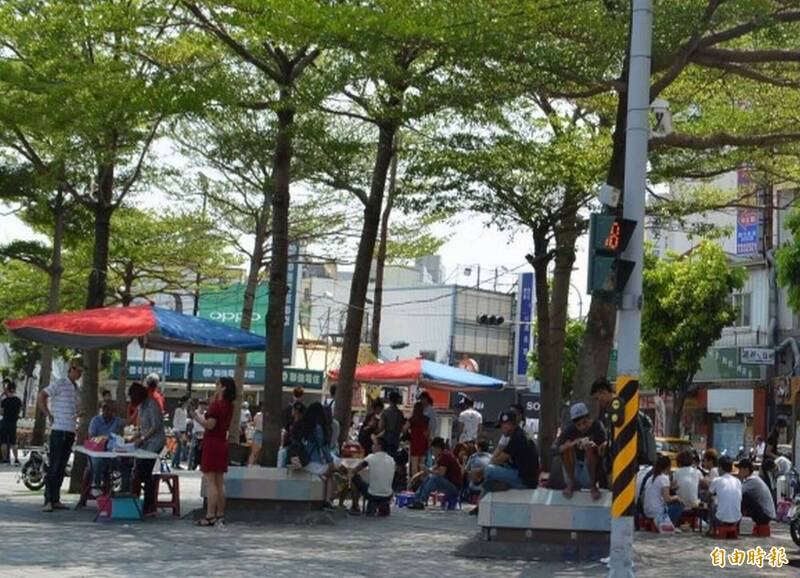彰化火車站前廣場遭瓶罐垃圾攻佔 民眾轟:移工亂丟不自愛
