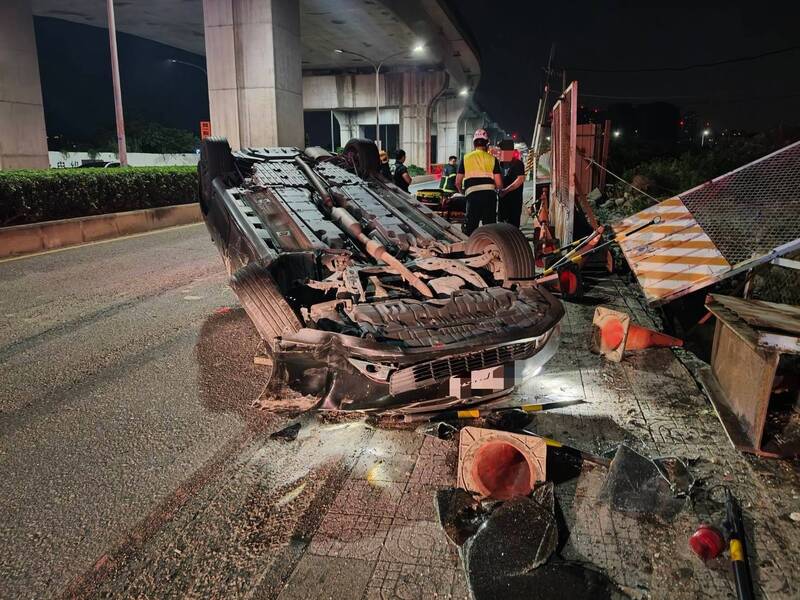 疑切車道太臨時 兩車相撞一車「四輪朝天」