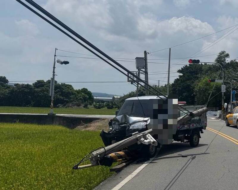 轟!彰化小貨車過彎失控撞斷電桿險衝入稻田
