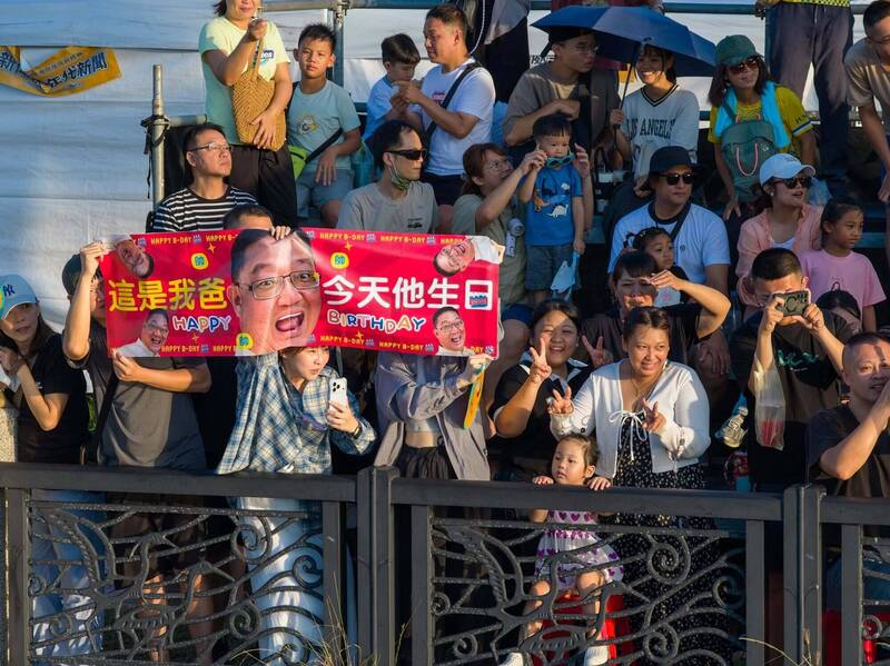划到靈魂出竅也要衝!台南龍舟賽精彩照添話題