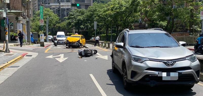 市計程車運將疑恍神猛撞2車 停紅燈騎士骨折、乘客受傷