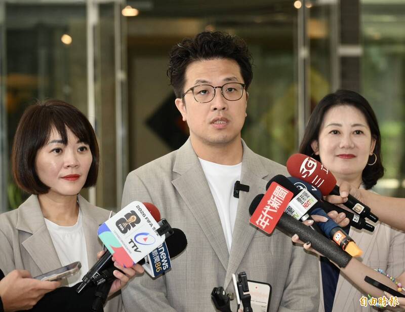 沈伯洋拋「家庭一站通」 週週免費臨托4小時、再串親子同行卡