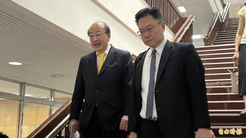 柯建銘拐杖彈飛命中徐巧芯!上次險遭拘提他今答「怎麼可能」