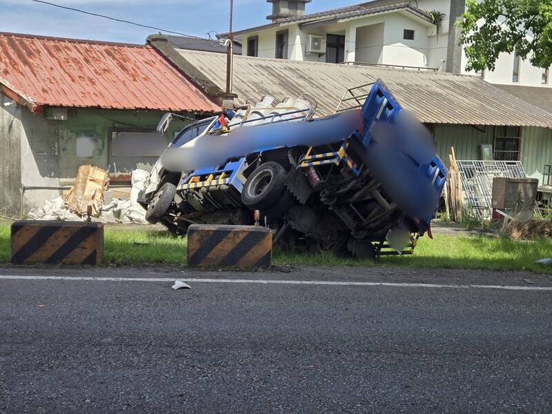 驚險!宜蘭小貨車自撞護欄傾斜45度 車上20桶瓦斯沒掉落