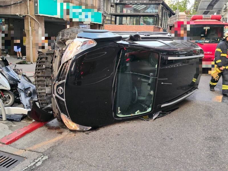女駕駛水壺掉了自撞側翻 擦撞1騎士、還撞翻4單車均無大礙