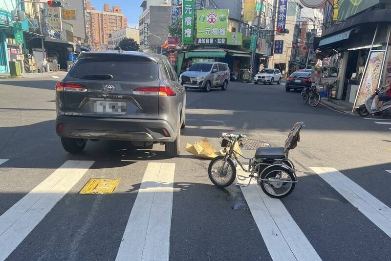 高雄轎車與醫療代步車擦撞 7旬婦人送醫